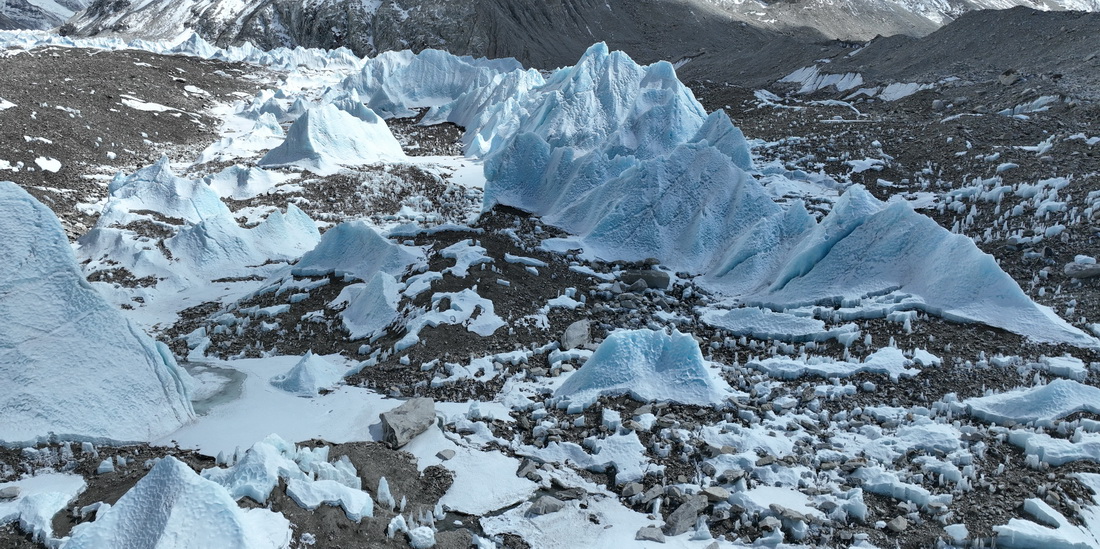 這是中絨布冰川的冰塔林（5月15日攝，無人機照片）。新華社記者 晉美多吉 攝