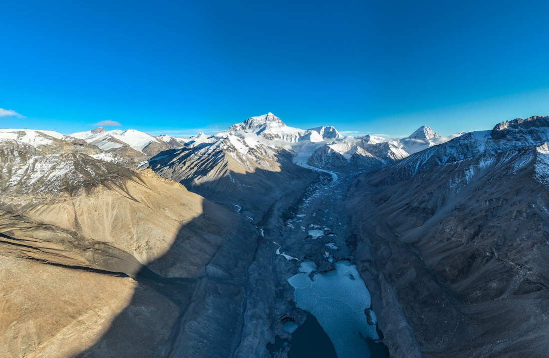 這是日落時分的珠峰和絨布冰川（5月16日攝，無人機照片）。新華社記者 晉美多吉 攝
