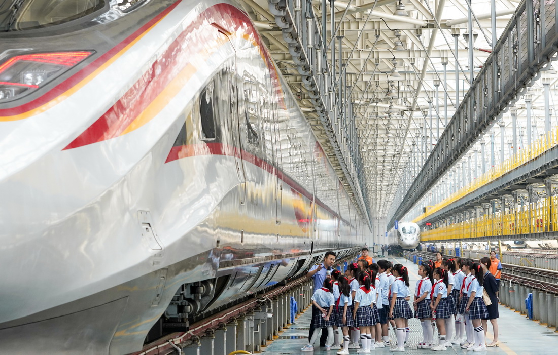 5月17日，中国铁路成都局集团有限公司重庆车辆段西动车所的检修库内，一名技术人员在向学生介绍复兴号智能动车组。