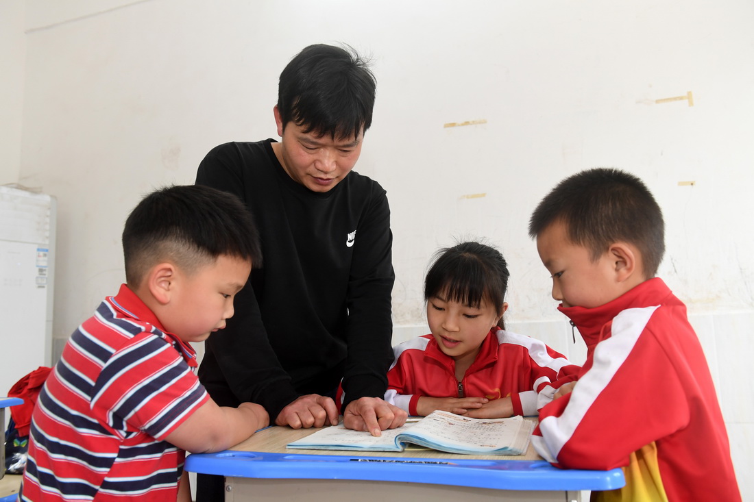 5月17日，在廣西靈川縣海洋鄉中心岐教學點，蔡教宏在輔導學生功課。