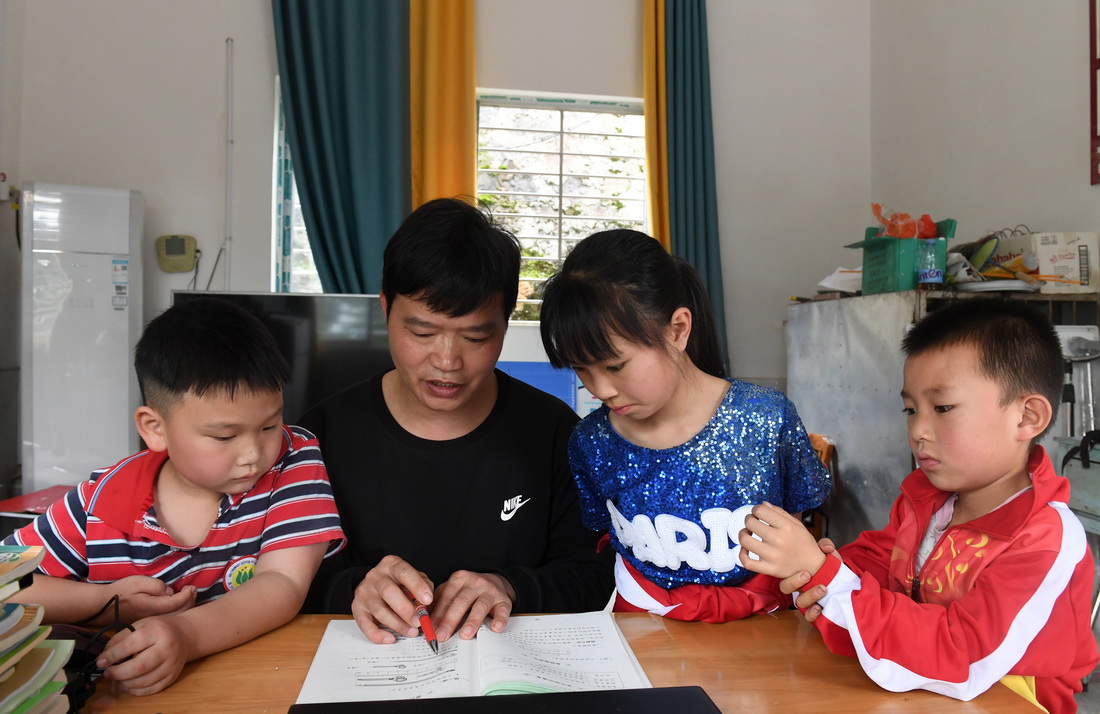 5月17日，在廣西靈川縣海洋鄉中心岐教學點，蔡教宏在輔導學生。