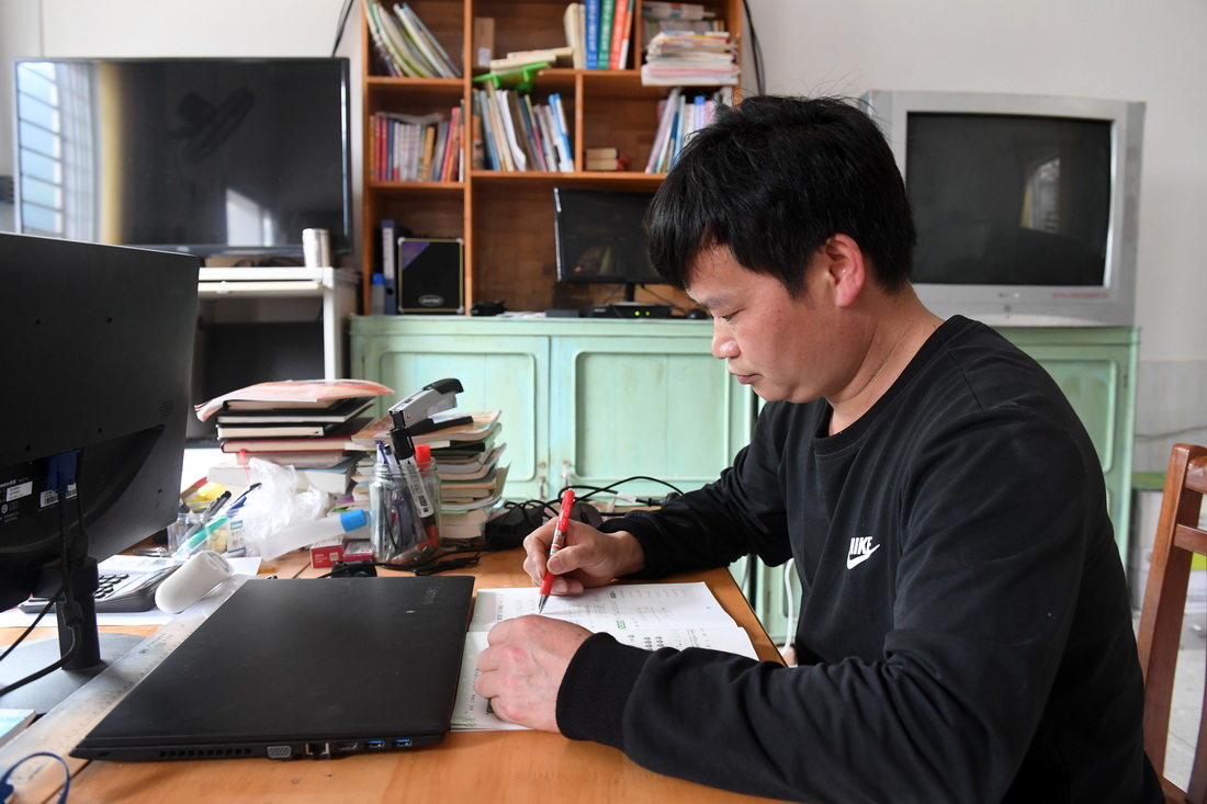 5月17日，在廣西靈川縣海洋鄉中心岐教學點，蔡教宏在備課。