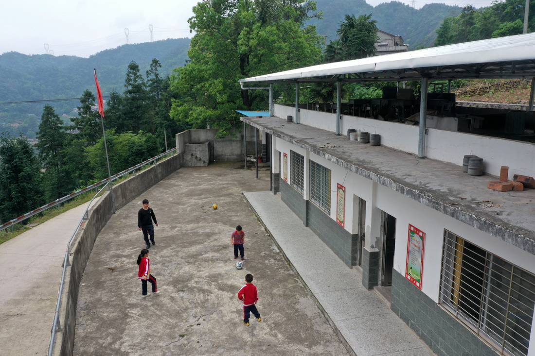 5月17日，在广西灵川县海洋乡中心岐教学点，蔡教宏和学生在课间做游戏（无人机照片）。