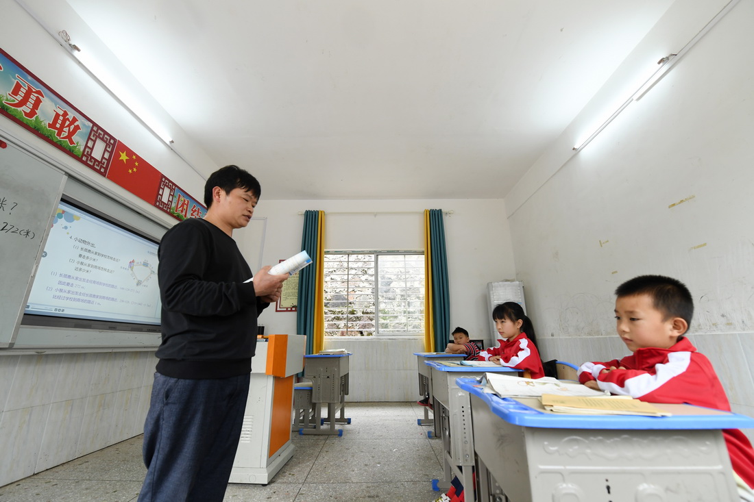5月17日，在廣西靈川縣海洋鄉中心岐教學點，蔡教宏在給學生上課。