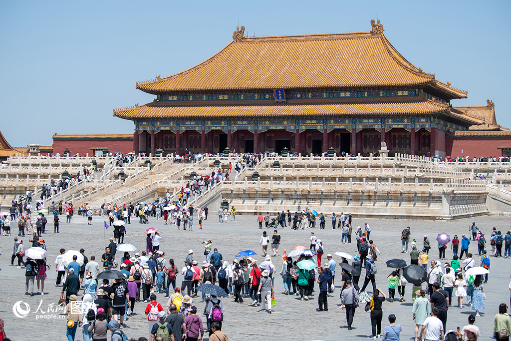 5月18日一早，北京故宫迎来大批游客，太和殿广场人头攒动。人民网记者 翁奇羽摄