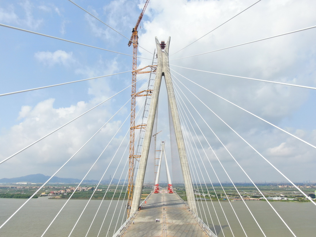 这是5月21日拍摄的南中高速洪奇门特大桥主塔及斜拉索（无人机照片）。