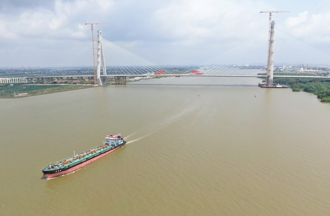 5月21日，轮船通过南中高速洪奇门特大桥（无人机照片）。
