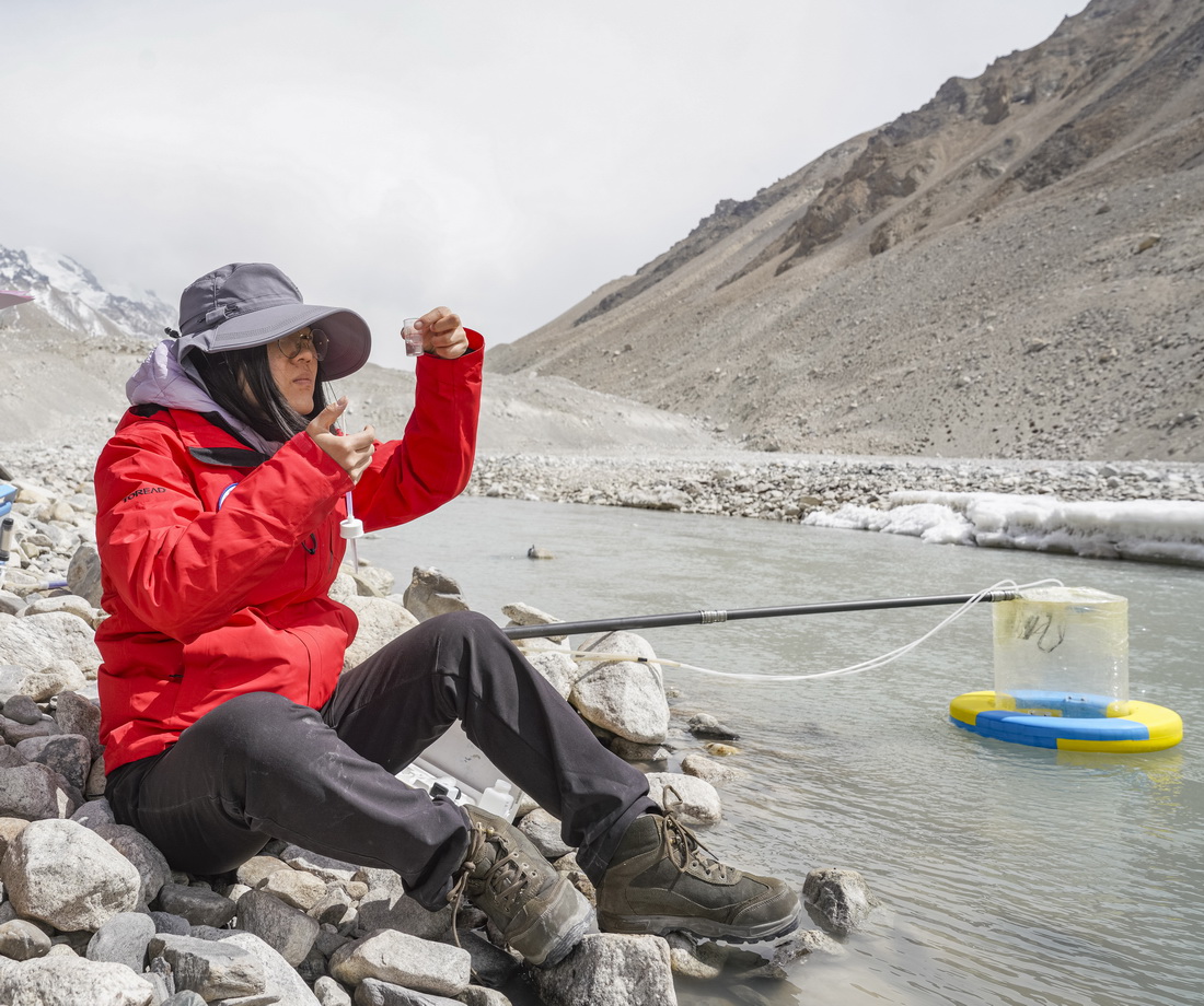 在珠峰登山大本營附近，科考人員檢測絨布冰川末端水質（5月14日攝）。 新華社記者 孫非 攝