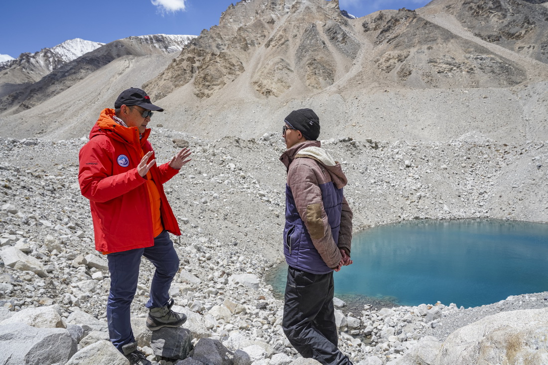 在珠峰海拔約5300米處，科考隊員在探討冰面湖的形成原因（5月14日攝）。 新華社記者 孫非 攝