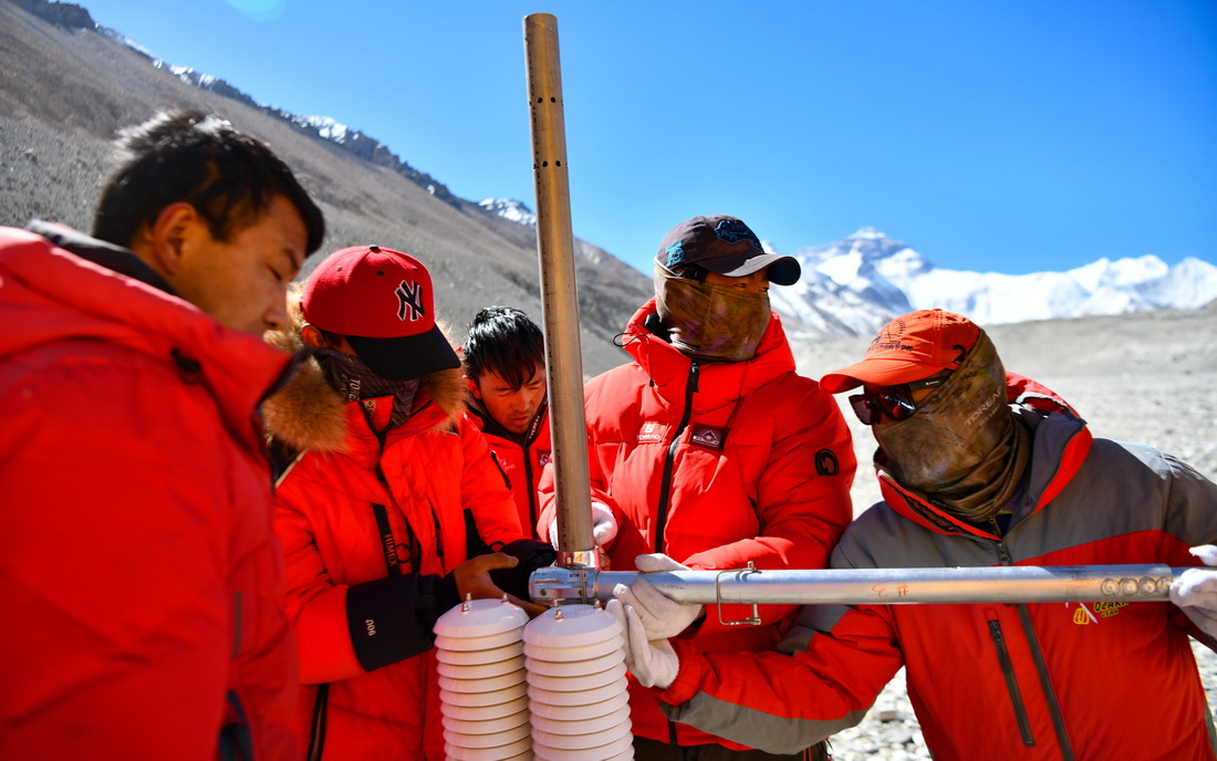 在珠峰登山大本營附近，科考登頂隊員學習如何架設自動氣象站（5月9日攝）。新華社記者 晉美多吉 攝