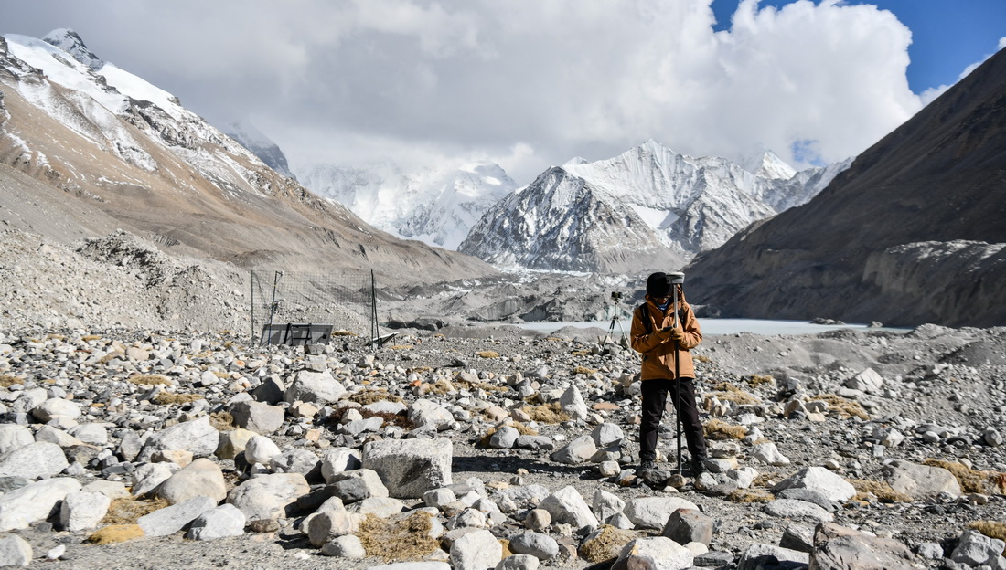 在珠峰登山大本營附近，科考隊員對冰川進行實時差分GPS定位（5月15日攝）。新華社記者 晉美多吉 攝
