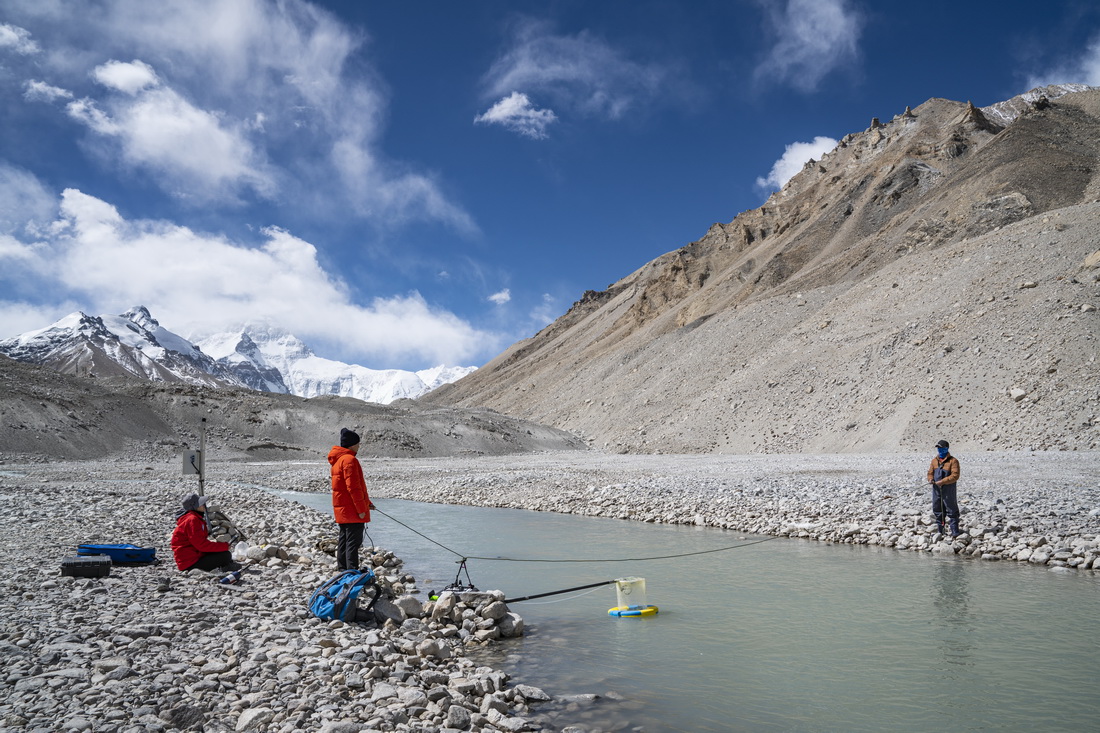 在珠峰登山大本营附近，科考队员测量绒布河水流速（5月22日摄）。新华社记者 孙非 摄