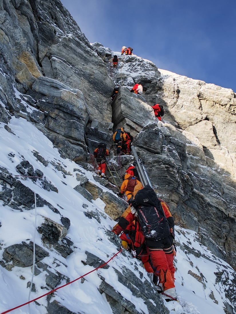 5月23日，2023年珠峰科考登頂隊員在沖頂。新華社特約記者 拉巴 攝