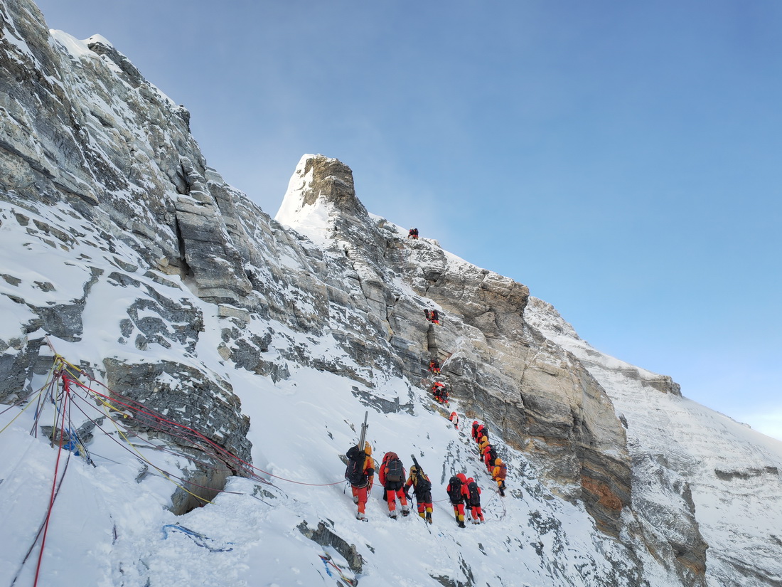 5月23日，2023年珠峰科考登頂隊員在沖頂。新華社特約記者 拉巴 攝