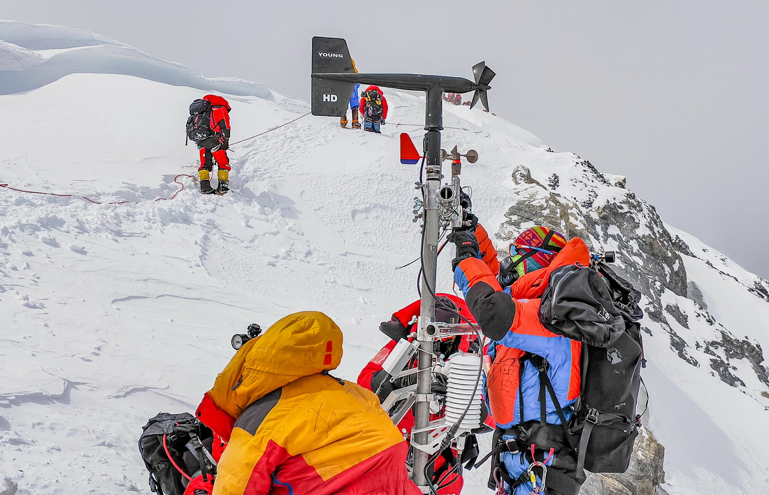5月23日，科考登頂隊員在珠峰海拔約8830米處維護升級自動氣象站。新華社特約記者 拉巴 攝