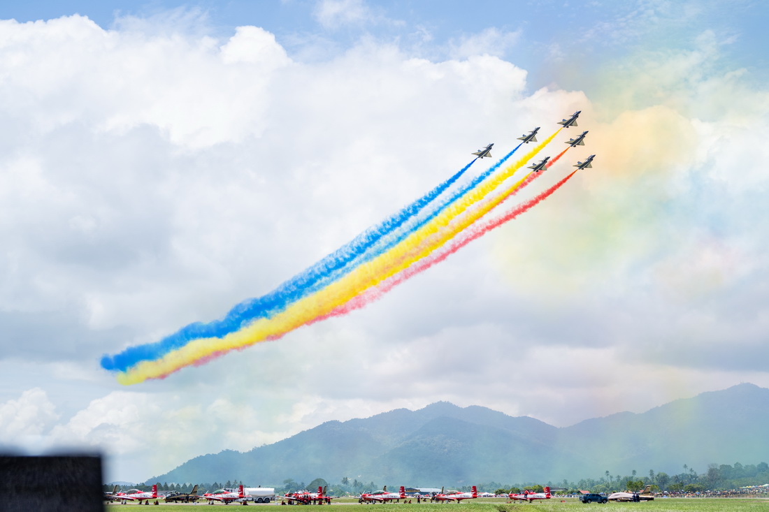 5月23日，中國空軍八一飛行表演隊在馬來西亞蘭卡威做飛行表演。