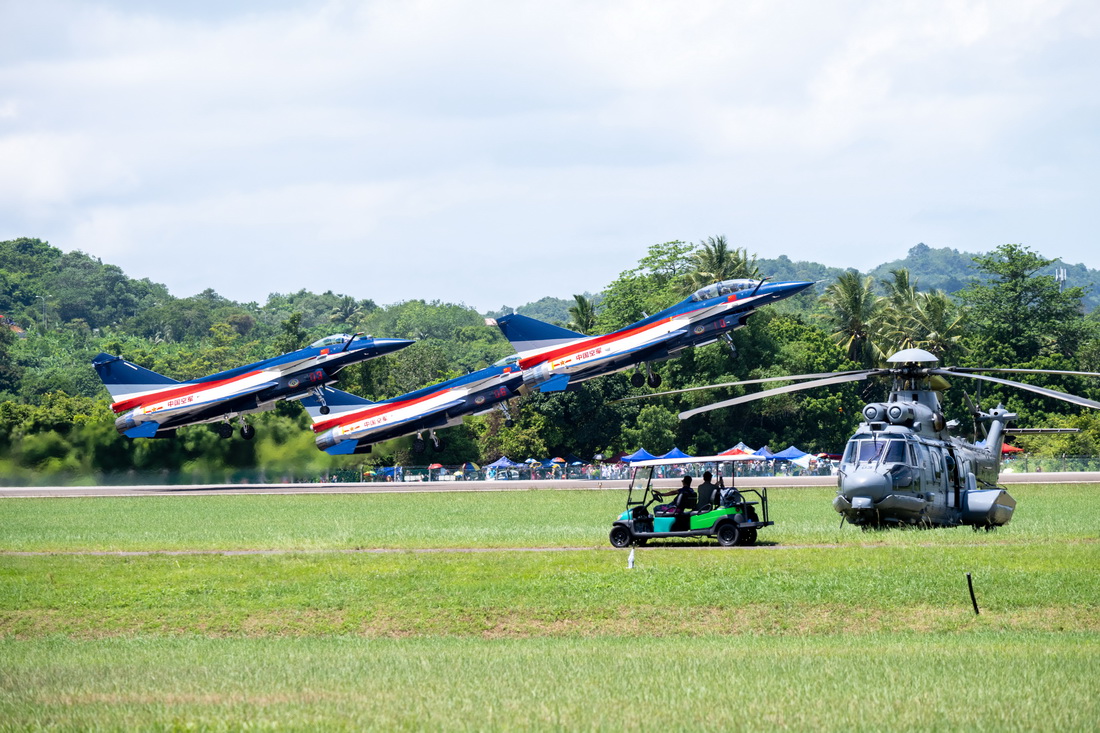 5月23日，中國空軍八一飛行表演隊在馬來西亞蘭卡威做飛行表演。