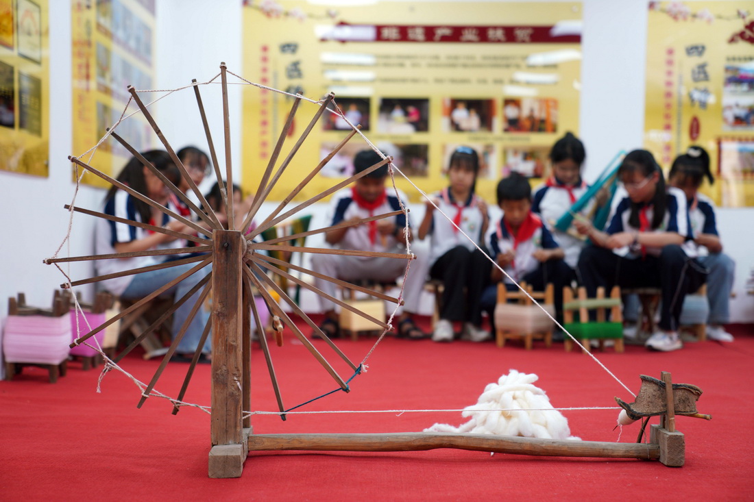5月24日，小學生在河北省沙河市塔子峪村非遺傳習所內體驗四匹繒布制作技藝。