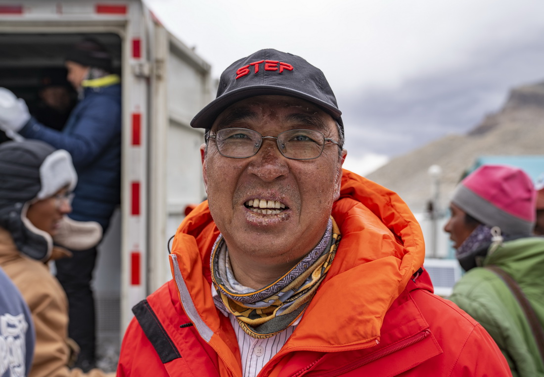 這是中國科學院西北生態環境資源研究院副院長康世昌。他的臉在珠峰海拔約6500米處完成科考任務時被晒脫皮（5月22日攝）。新華社記者 孫非 攝