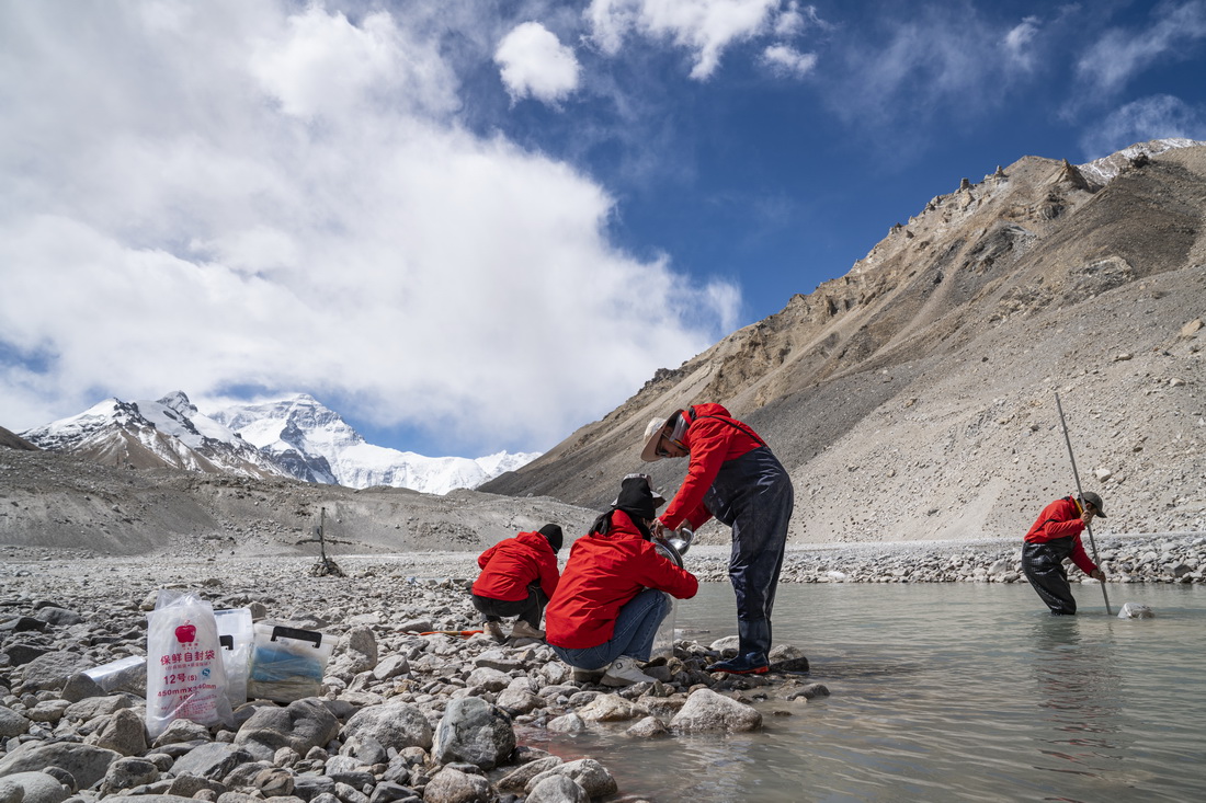 在珠峰登山大本營附近，來自西藏大學生態環境學院的科考隊員在進行水生態調查（5月22日攝）。新華社記者 孫非 攝