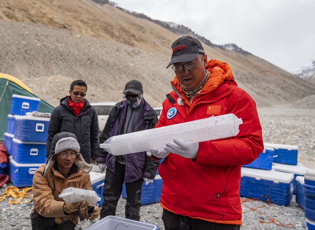 在珠峰登山大本營，中國科學院西北生態環境資源研究院副院長康世昌（右）在查看從珠峰海拔約6500米處鑽取的冰芯樣品（5月22日攝）。新華社記者 孫非 攝