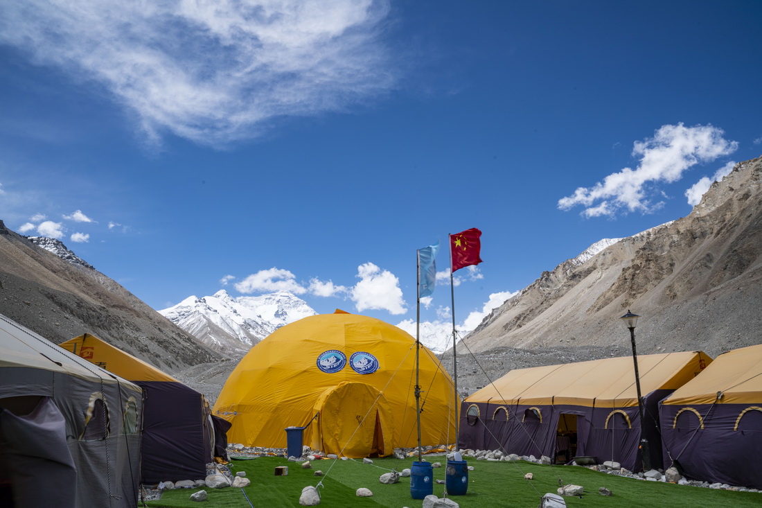 這是位於珠峰登山大本營的科考營地（5月24日攝）。新華社記者 孫非 攝