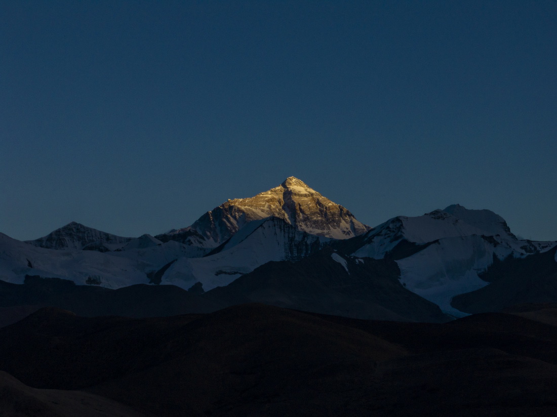 這是5月19日日落時分拍攝的珠穆朗瑪峰（無人機照片）。新華社記者 孫非 攝