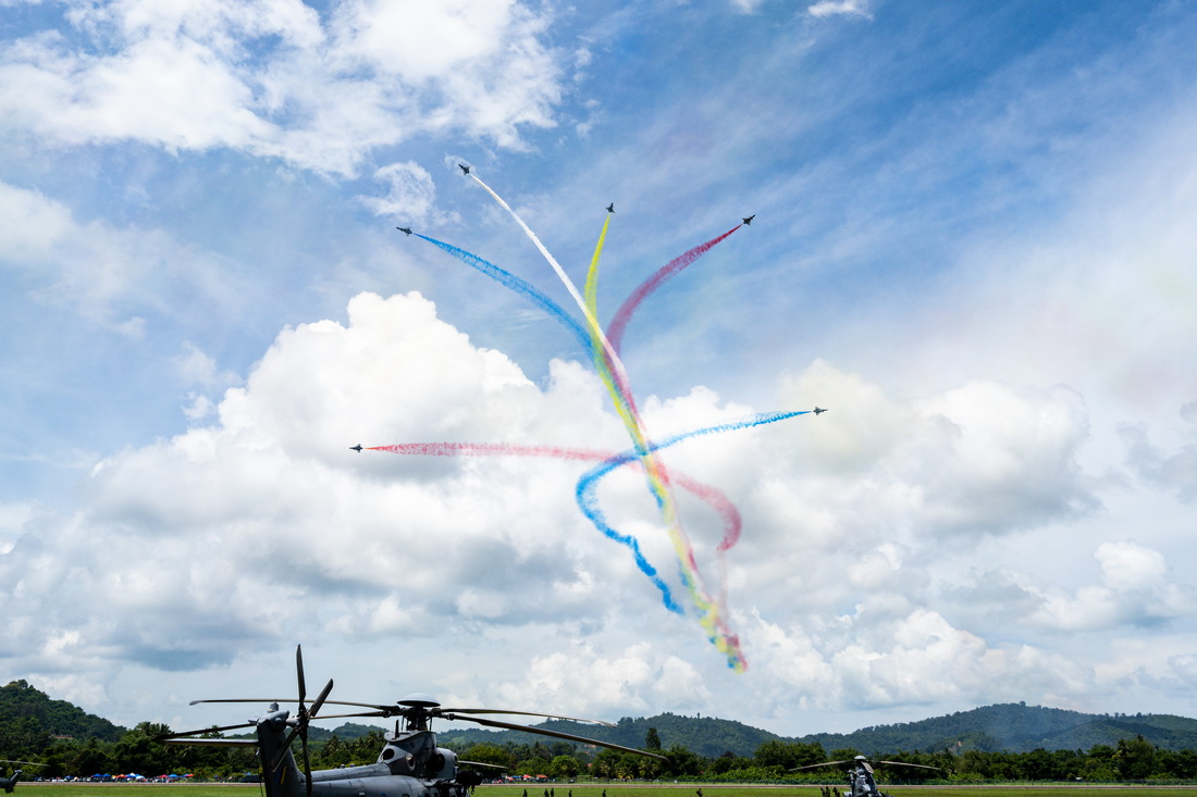 5月25日，中國空軍八一飛行表演隊在馬來西亞蘭卡威進行飛行表演。