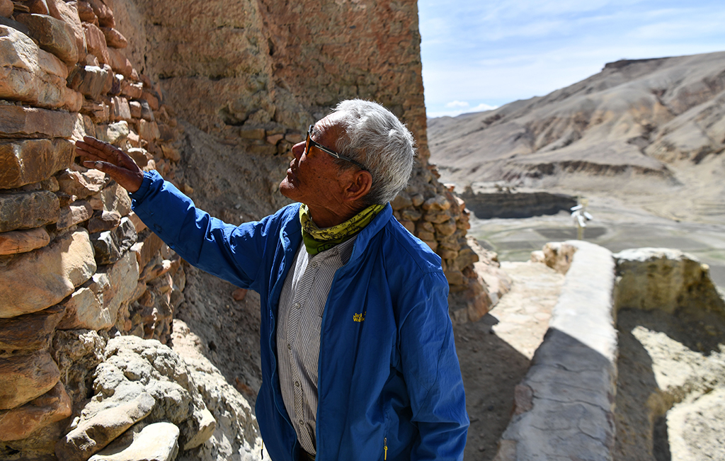 仁增旺扎老人巡查各个石窟，这是他多年来的习惯（5月26日摄）。新华社记者 晋美多吉 摄