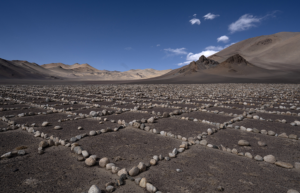 這是2023年5月28日在西藏阿裡噶爾縣扎西崗鄉公路邊拍攝的“巨石陣”。新華社記者 費茂華 攝