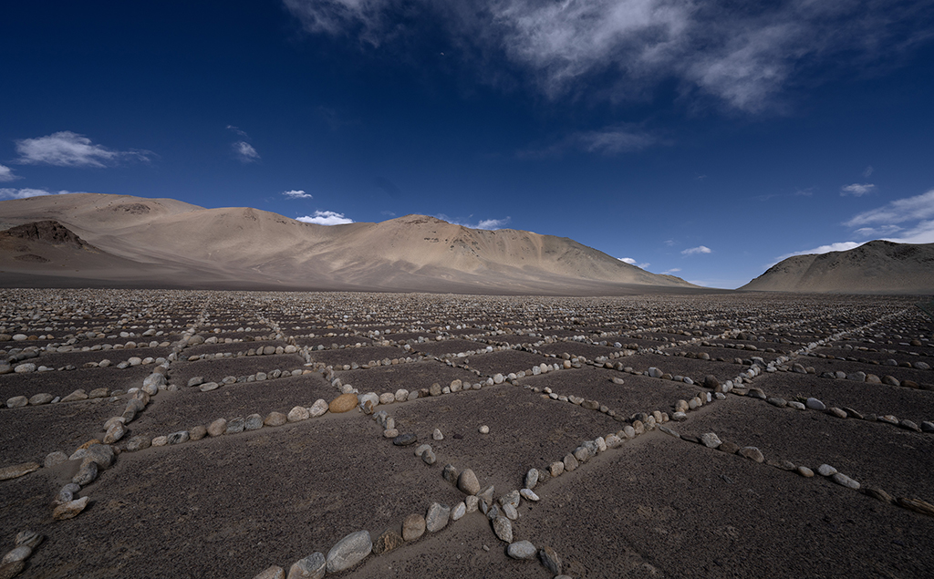 這是2023年5月28日在西藏阿裡噶爾縣扎西崗鄉公路邊拍攝的“巨石陣”。新華社記者 費茂華 攝