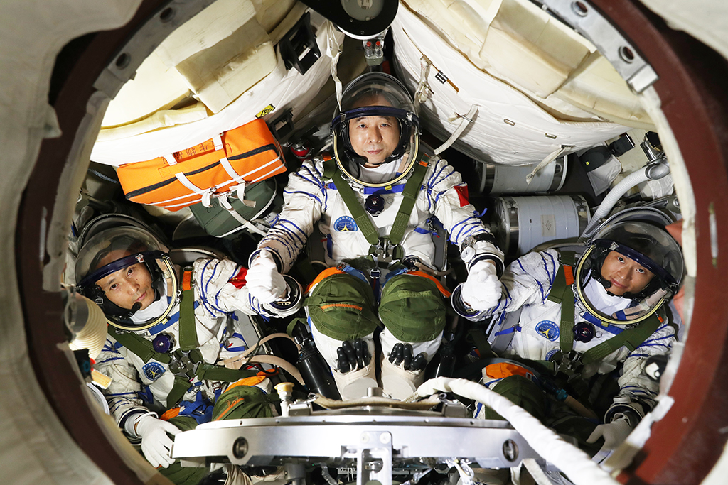 神舟十六号航天员乘组在飞船模拟器中（2023年5月8日摄）。新华社发（徐部 摄）