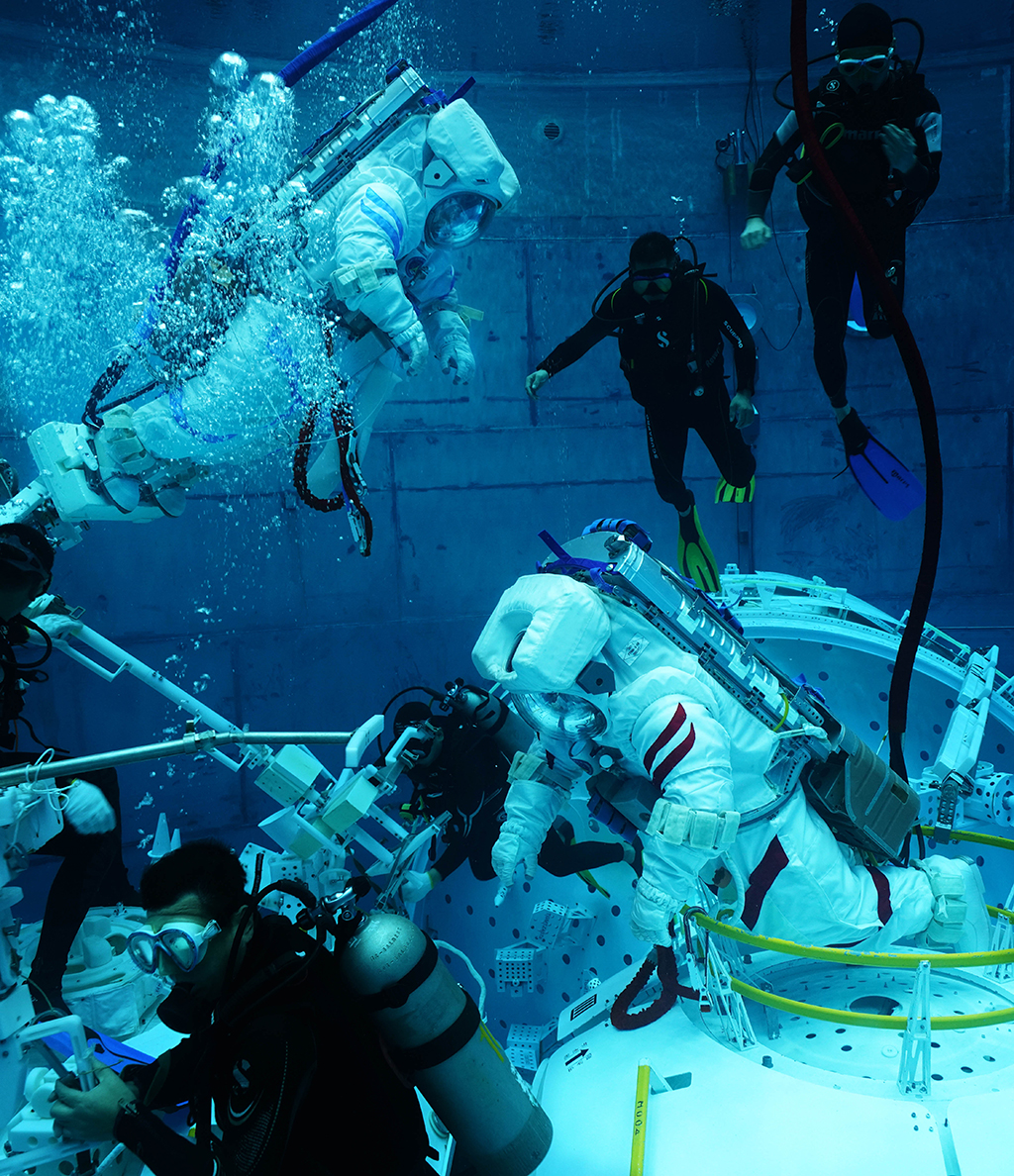 神舟十六号航天员在进行水下训练（2022年9月14日摄）。新华社发（徐部 摄）