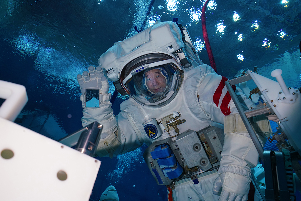 神舟十六号航天员景海鹏进行水下训练（2023年3月16日摄）。新华社发（孔方舟 摄）