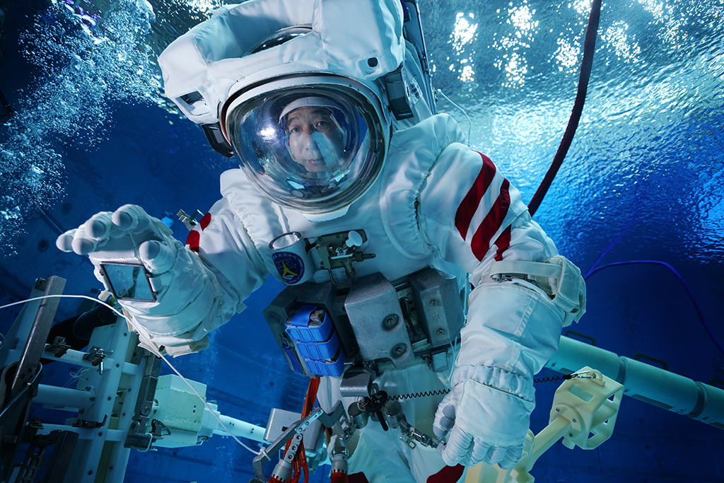 神舟十六号航天员景海鹏进行水下训练（2023年3月10日摄）。新华社发（徐部 摄）