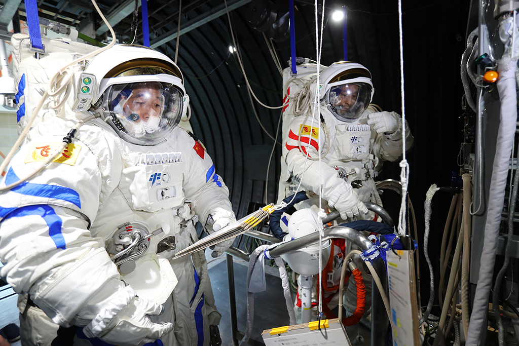 神舟十六号航天员景海鹏（左）、朱杨柱进行低压舱训练（2022年9月24日摄）。新华社发（徐部 摄）