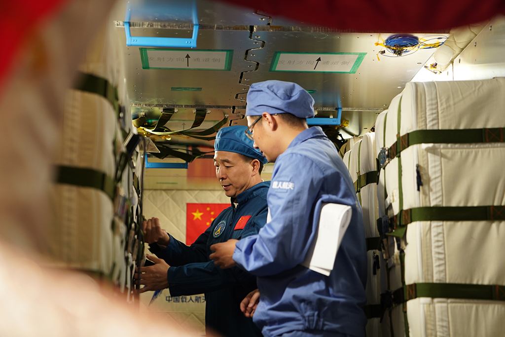 神舟十六号航天员景海鹏进行货船操作训练 （2020年1月19日摄）。新华社发（孔方舟 摄）