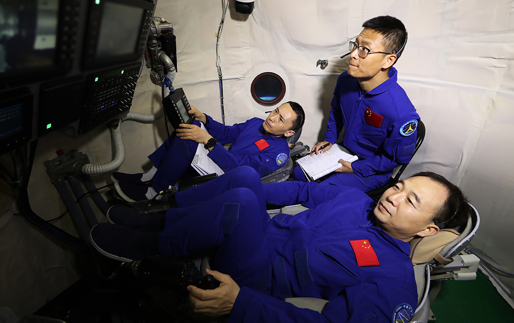 神舟十六号航天员乘组进行交会对接训练（2023年2月28日摄）。新华社发（徐部 摄）