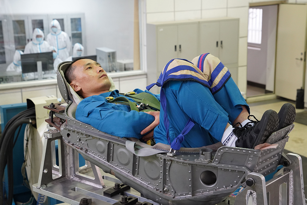 神舟十六号航天员朱杨柱在进行振动体验（2022年4月27日摄）。新华社发（王夏阳 摄）