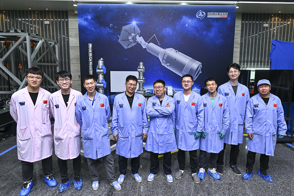 中国科学院空间光学系统在轨制造与集成重点实验室部分科研人员合影（5月25日摄）。新华社记者 许畅 摄