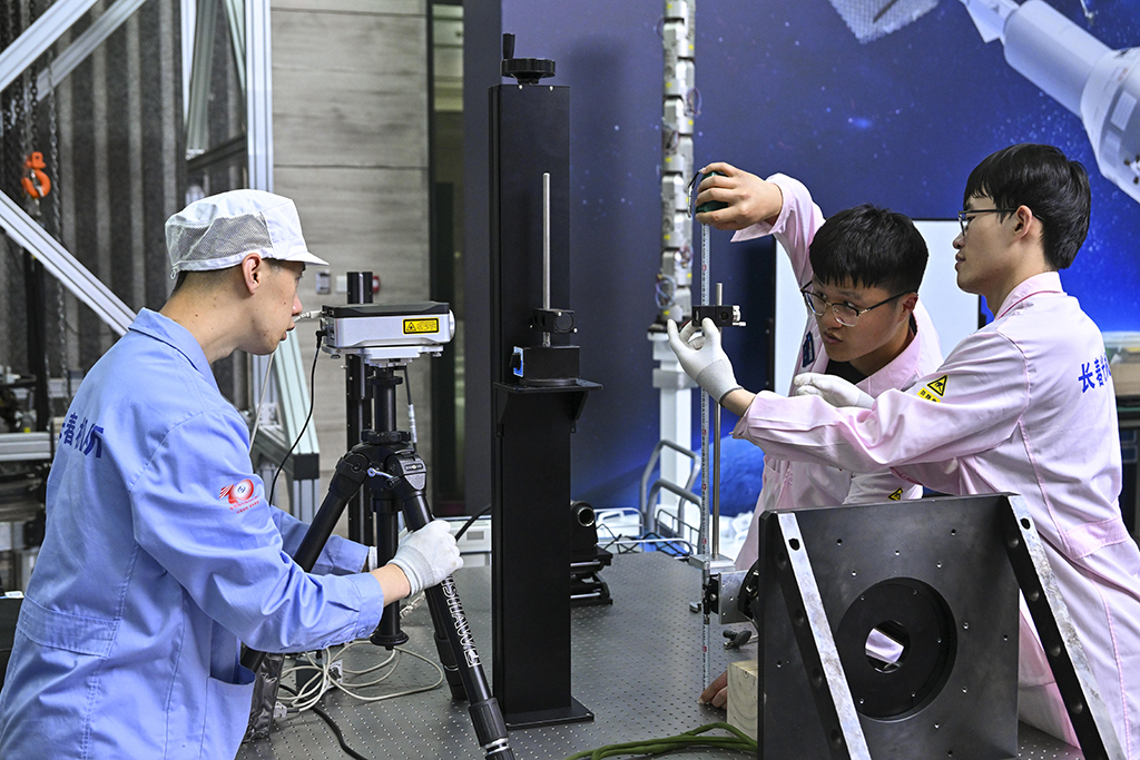 中国科学院空间光学系统在轨制造与集成重点实验室科研人员进行实验调试（5月25日摄）。新华社记者 许畅 摄
