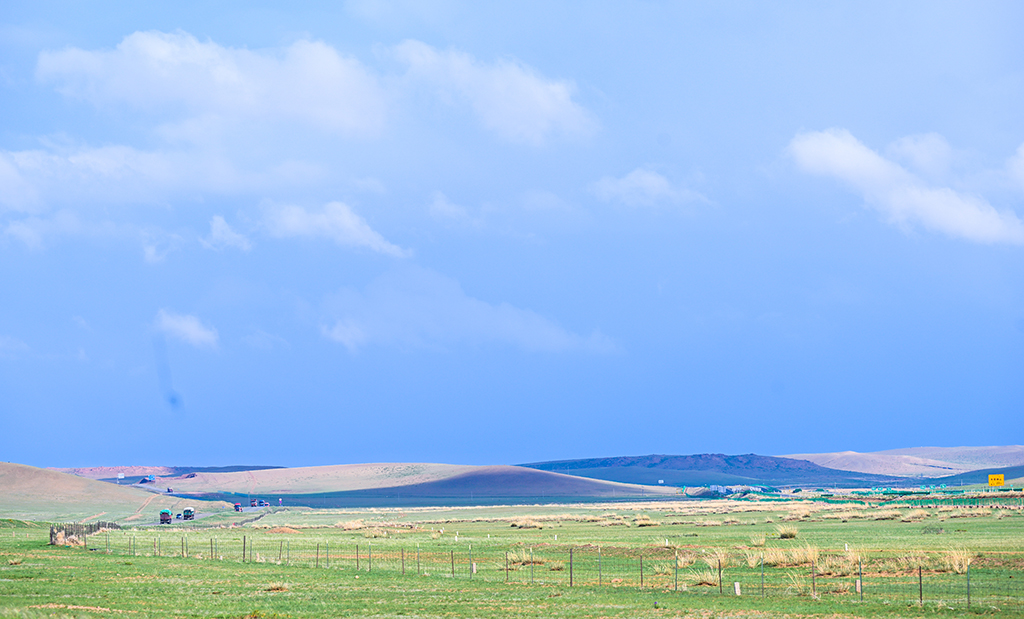 這是5月30日拍攝的內蒙古錫林郭勒盟蘇尼特右旗境內的草原風光（無人機照片）。新華社記者 彭源 攝