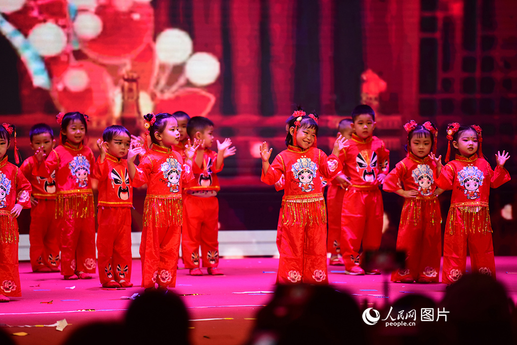 六一儿童节将之，北京市石景山区某幼儿园（时代花园幼儿园）小朋友们同家长、老师同庆节日。图为小朋友们表演节目。人民网记者 于凯摄