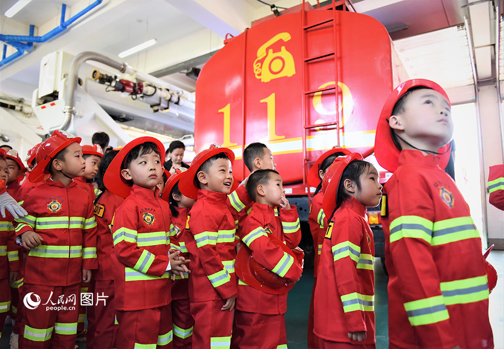 5月29日，幼儿园小朋友们来到哈尔滨市松北区消防救援大队，变身“小小消防员”，体验不一样的“六一”。人民网 苏靖刚摄