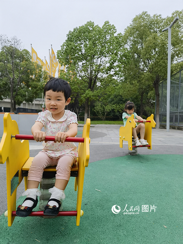 5月28日，六一儿童节前的周末，武汉市�~口区一公园户外游乐场里，儿童尽享童年乐趣。人民网 周雯摄