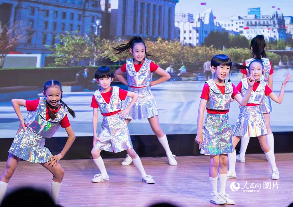 5月27日，上海小荧星艺术团正在表演原创歌舞《魔力之都》，用自己的方式庆祝六一。当日，第九届国际少儿语言艺术大赛决赛在上海少年儿童图书馆（新馆）报告厅顺利落下帷幕。人民网记者 龚莎摄