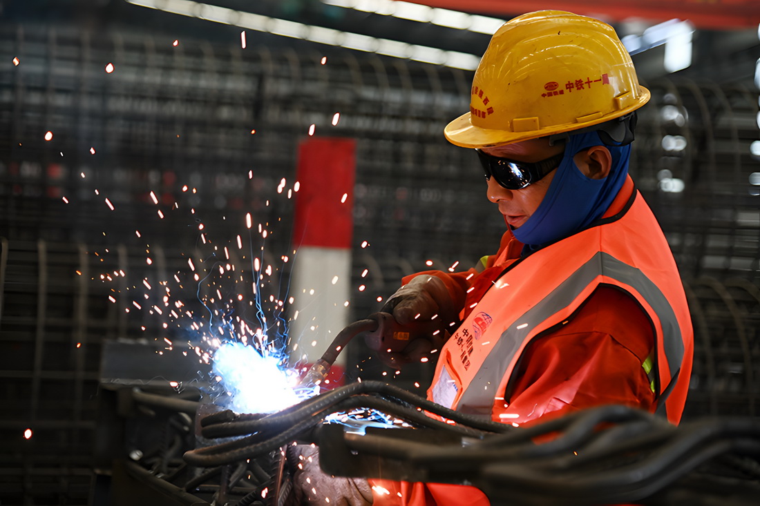5月31日，中鐵十一局施工人員在西十高鐵鋼構件加工廠加工作業。