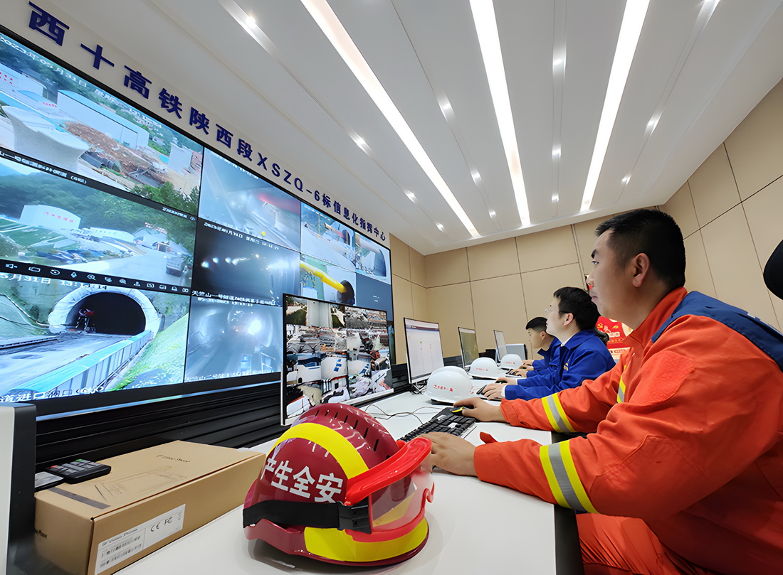 5月31日，中鐵十一局信息化工程師、安全管理人員、應急救援隊隊員通過遠程視頻監控系統對西十高鐵陝西段6標段施工現場進行安全巡檢。