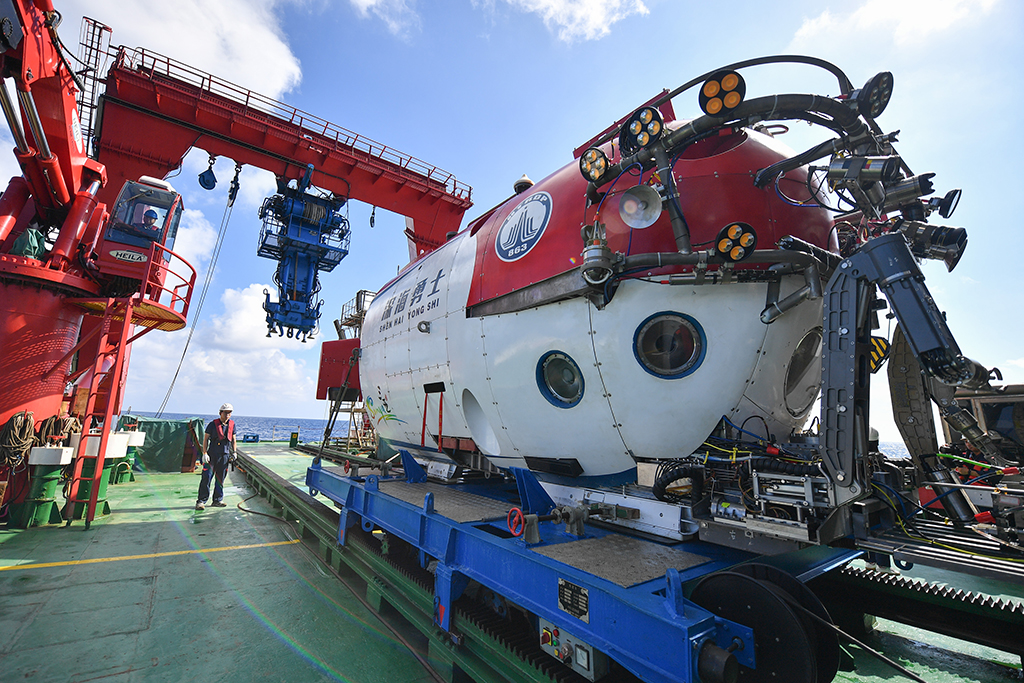 這是在“探索一號”科考船上拍攝的“深海勇士”號載人潛水器，該潛水器用於水下考古數據採集（5月26日攝）。新華社記者 蒲曉旭 攝