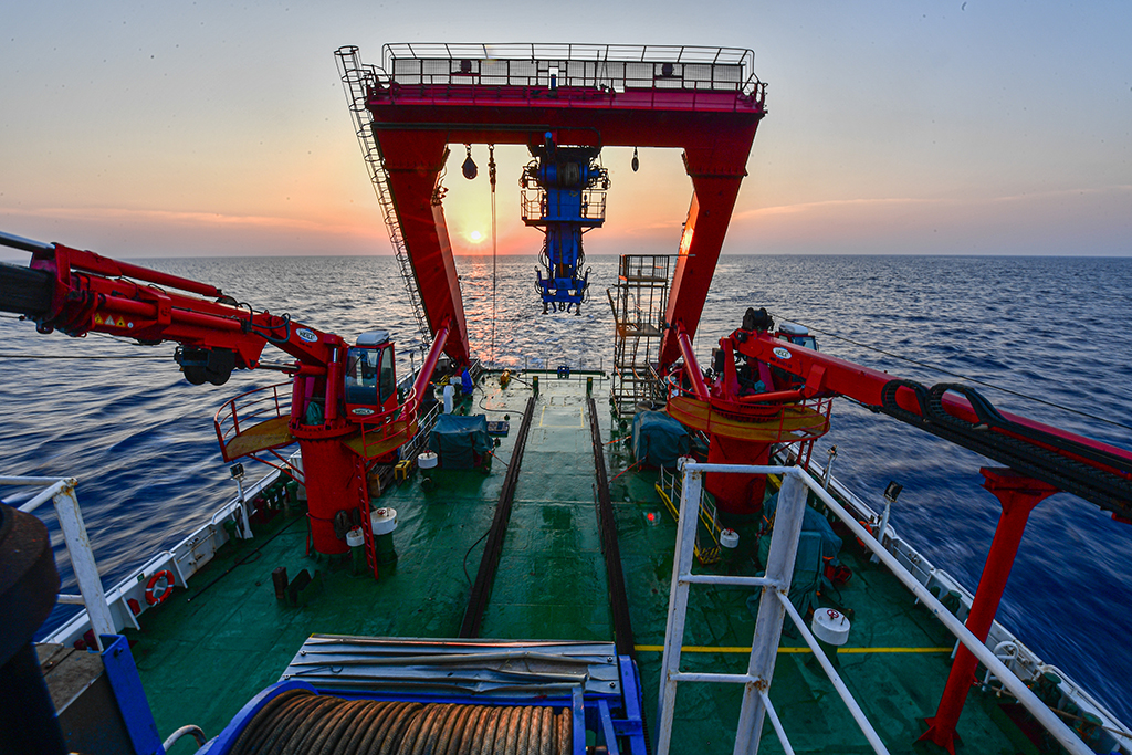“探索一號”科考船行駛在南海西北陸坡一號、二號沉船遺址海域（5月24日攝）。新華社記者 蒲曉旭 攝